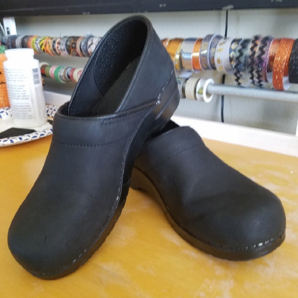 dansko black leather clogs 41 NARROW